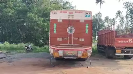 விளவங்கோடு: குழித்துறையில் கேரளா கழிவுகளை ஏற்றி வந்த வாகனம் சிறைபிடித்த பொதுமக்கள்- அபராதம் விதித்து திருப்பி அனுப்பிய போலீசார்