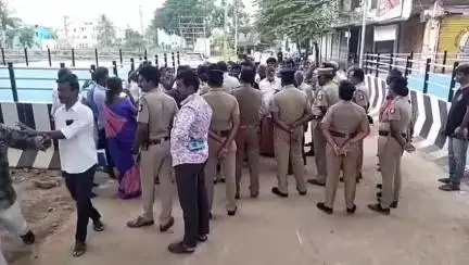 திண்டுக்கல் கிழக்கு: பாலகிருஷ்ணாபுரம் மேம்பால  பணிகளுக்காக இடம் கையப்படுத்த வந்த நெடுஞ்சாலை துறையினருடன் பொதுமக்கள் வாக்குவாதம்