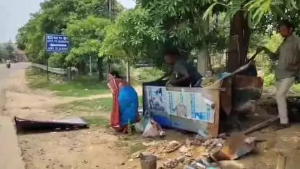 ବରଗଡ: ଆନନ୍ଦ କଲ୍ୟାଣ ମଣ୍ଡପ ସମ୍ମୁଖରେ ରାସ୍ତାରୋକ କରି କ୍ଷତିପୂରଣ ଦାବି କଲେ ମହିଳା