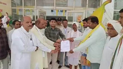 बुरहानपुर नगर: धूलकोट क्षेत्र के किसानों ने पट्टों की मांग को लेकर कलेक्टर कार्यालय में दिया ज्ञापन, कलेक्टर ने कराया समस्या का समाधान