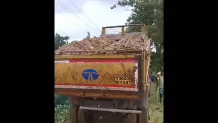 কৈলাশহর: কৈলাসহর ছনতৈল মুসলিমপল্লী 2 নং ওয়ার্ড এলাকায় রাস্তা সংস্কার কাজে হাত লাগাল এলাকাবাসী #jansamasya