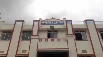 মোহনপুর: পঞ্চায়েত সমিতির সহযোগিতায় বামুটিয়া ব্লক প্রাঙ্গণে স্বসহায়ক দলের হাতে মৎস্যজাত খাদ্যদ্রব্য তৈরীর সামগ্রী প্রদান