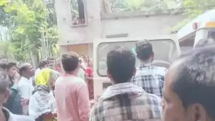 ভগবানগোলা ২: হায়দরাবাদ থেকে ফেরা হল না, ট্রেনে থেকে পড়ে গিয়ে মৃত্যু সাগরের; রানিতলায় কান্নায় ভেঙে পড়ল পরিবার
