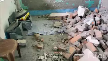 আলিপুরদুয়ার ১: চিলাপাতা আন্দু বস্তি এলাকায় হাতির হানায় ভাঙলো ICDS সেন্টার, চাল খেয়ে জঙ্গলে ফিরল হাতি