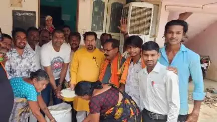 महासमुंद: महासमुंद शहर के वार्ड नंबर 14 स्थित लोक सेवा महिला सार्वजनिक राशन वितरण केंद्र में चावल उत्सव का शुभारंभ हुआ