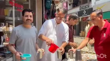मंडी: निर्जला एकादशी पर मंडी में छबील का आयोजन, महाजन और मोती बाजार में व्यापारियों ने राहगीरों को बांटी लस्सी और शीतल पेय