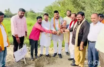 बलरामपुर: BJP के पदाधिकारियों ने रानी तालाब पर सुशासन के ग्यारहवे वर्ष पर लगाए 11 पौधे, कई पदाधिकारी रहे मौजूद