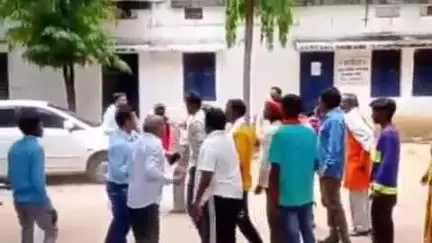 भैयाथान: भटगांव तहसील कार्यालय परिसर में पिता-पुत्र की पिटाई, जमीन विवाद पर आधा दर्जन लोगों ने की पिटाई