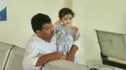 పరీక్షా కేంద్రాల వద్ద చంటి బిడ్డలతో ఇబ్బందులు పడ్డ తండ్రులు