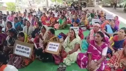 राजनांदगांव: कलेक्ट्रेट के सामने फ्लाईओवर के नीचे छत्तीसगढ़ सफाई संघ ने विभिन्न मांगों को लेकर किया धरना प्रदर्शन