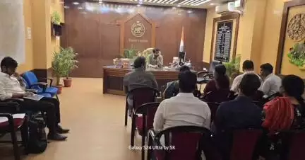ଅନୁଗୋଳ: ଜିଲ୍ଲାପାଳଙ୍କ କାର୍ଯ୍ୟାଳୟ ପରିସରରେ ଜିଲ୍ଲା ମୁଖ୍ୟ ଚିକିତ୍ସାଳୟର ବିଭିନ୍ନ ପ୍ରସଙ୍ଗ ନେଇ ଆଲୋଚନା