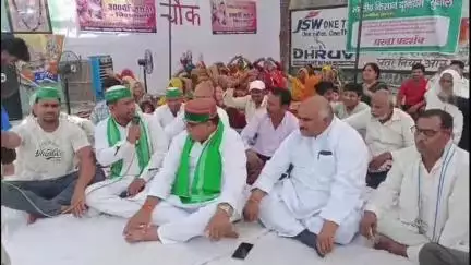 कोल: चिलकौरा में 3 दिन से चल रहा धरना तहसीलदार के आश्वासन पर खत्म हुआ, 32 बीघा चरागाह भूमि पर अवैध कब्जे का आरोप