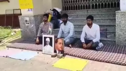 BHU स्थित दर्शन एवं धर्म विभाग में तीन छात्रों ने विभाग और परीक्षा नियंता के खिलाफ धरने पर बैठे