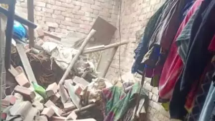 रसड़ा: डूमरी गांव में तेज आंधी और बारिश के दौरान गिरी दीवार, मलबे में दबकर महिला की हुई मौत