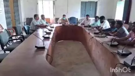 शिवहर: डुमरी कटसरी मनरेगा भवन में बीडीओ ने सभी बीएलओ के साथ की बैठक
