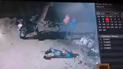 रूड़की: पनियाला गांव में सड़क पर खुलेआम बेल्ट से एक व्यक्ति के साथ की गई मारपीट, घटना सीसीटीवी कैमरे में कैद हुई