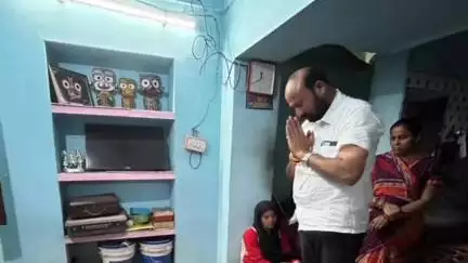 ଅନୁଗୋଳ: ତାଳବେଡ଼ା ଗ୍ରାମର ମାନସ ଆଚାର୍ଯ୍ୟ ମାଙ୍କ ଦେହାନ୍ତ ଖବର ପାଇ ବାସ ଭବନରେ ପହଞ୍ଚି ଶେଷ ଦର୍ଶନ କଲେ ତାଳଚେର ବିଧାୟକ