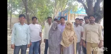 बागपत: कब्रिस्तान पर दबंगों के कब्जे के खिलाफ मुक्ति की मांग को लेकर मुस्लिम समुदाय के लोग डीएम से मिले