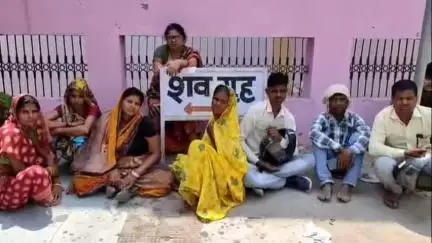 बरेली: थाना इज्जत नगर क्षेत्र के लालपुर चौराहे के पास तेज रफ्तार कार ने बाइक सवार को मारी टक्कर, हादसे में बाइक सवार की मौत