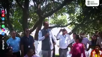 माननीय केंद्रीय कृषि मंत्री ने लखपति दीदी सुनीता पवार से संवाद कर उद्यमिता अनुभवों की जानकारी ली।