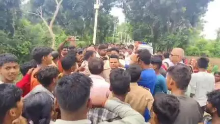 बेगूसराय: लालपुर चौक पर वाहन चेकिंग में पुलिस ने पूर्व मुखिया को पीटा, लोगों का हंगामा