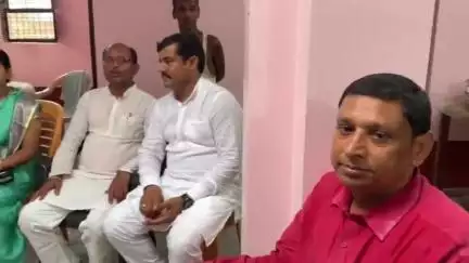 गोविंदपुर: गोविंदपुर विधानसभा प्रभारी डॉ. सतीश कुशवाहा ने अपने आवास पर पार्टी कार्यकर्ताओं के साथ की बैठक