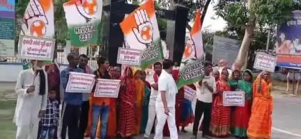 सुपौल: सुपौल समाहरणालय गेट पर युवा कांग्रेस के लक्ष्मण कुमार झा ने दो सूत्री मांगों को लेकर किया प्रदर्शन