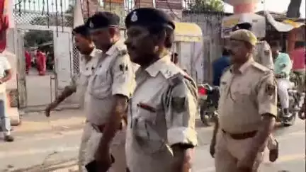 अरेराज: बकरीद पर्व को लेकर अरेराज नगर पंचायत क्षेत्र में निकाला गया फ्लैग मार्च