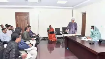 పరిశ్రమల స్థాపనకు అనుమతుల కోసంవచ్చిన దరఖాస్తులను గడువు వరకూవేచి ఉండకుండా సత్వరమే పరిష్కరించాలని జిల్లా కలెక్టర్ కలెక్టర్