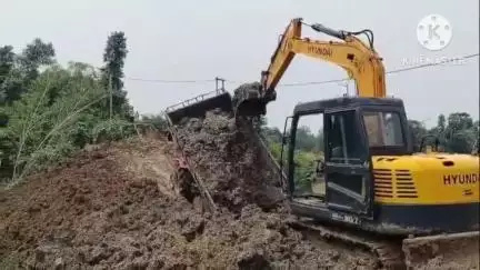 খানাকুল ১: গত বর্ষায় ভাঙা বাঁধ মেরামত শুরু হলো এই বর্ষার আগে,নতুন করে প্লাবনের আশঙ্কায় খুঁটেপাড়ার মানুষ #jansamasya