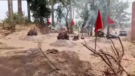 धनौरा: गजरौला स्थित बूढ़े बाबू के निकट प्राचीन मंदिर पर 26 दिन से धुंनी रमाकर तपस्या में बैठे महात्मा