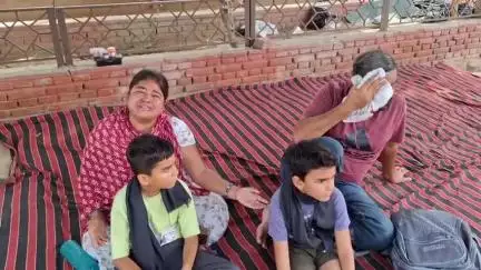 हिसार: 9 महीने से लापता बेटी की तलाश में माता-पिता लघु सचिवालय में धरने पर बैठे, पुलिस से लगाई गुहार