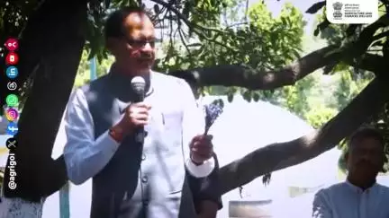 माननीय केंद्रीय कृषि मंत्री ने किसान अजय तोमर से मिलकर लैवेंडर खेती व नवाचारों की जानकारी ली। #ViksitKrishiSankalp2025