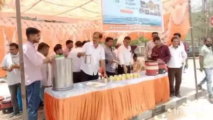 चूरू: कलेक्ट्रेट के आगे आमजन को शीतल पेयजल पिलाया गया, मुख्य कार्यकारी अधिकारी श्वेता कोचर रहीं मौजूद