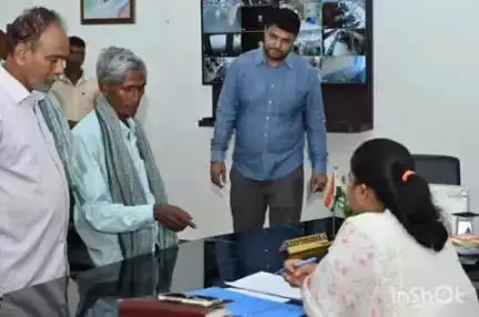 चतरा: चतरा समाहरणालय में उपायुक्त ने जनता दरबार लगाकर सुनी आमजनों की समस्याएं
