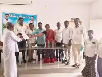 అలంపూర్: భూ భారతి సదస్సును సందర్శించిన అలంపూర్ మార్కెట్ యార్డ్ చైర్మన్ బింగి దొడ్డి దొడ్డప్ప