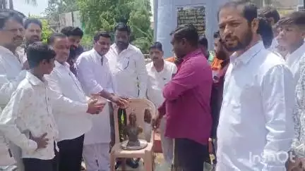 जालना: छ शिवाजी पुतळा येथे  शिवराज्याभिषेक दिन उत्साहात साजरा...छत्रपती शिवाजी महाराजांच्या मूर्तीला दुग्धाभिषेक