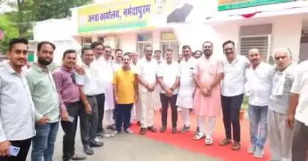बाबई: माखन नगर: विधायक सांसद दर्शन सिंह चौधरी जनता कार्यालय के शुभारंभ कार्यक्रम में हुए शामिल