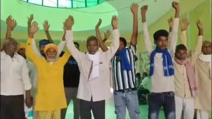 चकिया: मलहर में पानी और शौचालय जैसी मूलभूत सुविधाओं को लेकर उपजिलाधिकारी को सौंपा ज्ञापन