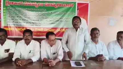 సూర్యాపేట: నకిలీ విత్తనాలు, ఎరువులను అరికట్టడంలో విఫలం: జిల్లా కేంద్రంలో ఏఐకేఎంఎస్ రాష్ట్ర గౌరవ అధ్యక్షులు కోటేశ్వరావు ఆరోపణ