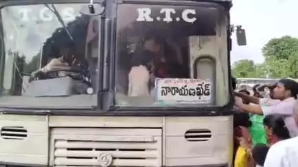 సంగారెడ్డి: జహీరాబాద్ డిపోలో బస్సులు లేక ప్రయాణికుల తోపులాట
