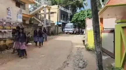 திருவட்டாறு: பழுதடைந்த சாலையால் மாணவர்கள், வாகன ஓட்டிகள் அவதி- குலசேகரம் மாமூடு பகுதியில் சாலையை சீரமைக்க கோரிக்கை #localissue