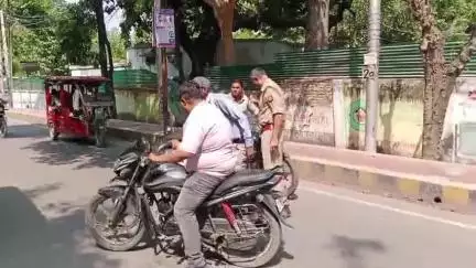 लखीमपुर: लखीमपुर जेल गेट चौकी के पास दो बाइकों की भिड़ंत, हादसे में बाइक सवार किशोर गिरकर हुआ चोटिल, बड़ा हादसा होते-होते टला