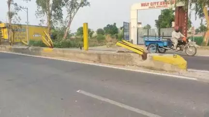 ਪੱਟੀ: ਤਰਨ ਤਰਨ ਰੋਡ ਪੱਟੀ ਦੇ ਉੱਪਰ ਬਣੇ ਡਿਵਾਈਡਰ ਟੁੱਟੇ ਹੋਣ ਕਾਰਨ ਲੋਕ ਪਰੇਸ਼ਾਨ#jansamasya