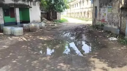 আউশগ্রাম ১: বটগ্রামে বিদ্যালয়ে ঢোকার মুখে বেহাল রাস্তা, সমস্যায় সাধারণ মানুষ #jansamasya