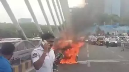 ఇబ్రహీంపట్నం: దుర్గం చెరువు కేబుల్ బ్రిడ్జి మీద కారులో చెలరేగిన మంటలు, పరుగులు తీసిన ప్రయాణికులు