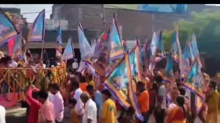 निचलौल: ठूठीबारी में पूरे धूमधाम से निकाली गई श्री खाटू श्याम बाबा जी की निशान शोभा यात्रा