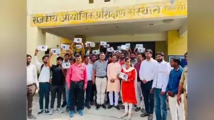 बिल्सी: बिल्सी आईटीआई कॉलेज में भाजपा विधायक हरीश शाक्य ने विद्यार्थियों को टैबलेट वितरित किए, सदुपयोग कर आगे बढ़ने की दी सलाह