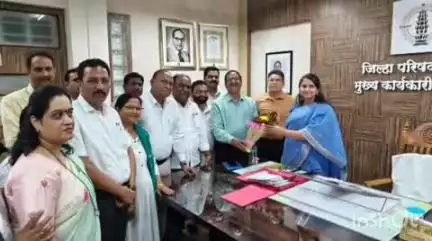 नाशिक: जिल्हा परिषद येथे कर्मचारी महासंघाच्या वतीने कर्मचारी बदली संदर्भात मुख्य कार्यकारी अधिकारी यांना निवेदन देऊन केली चर्चा