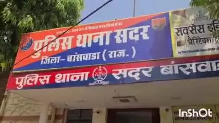 बांसवाड़ा: उमराई गांव में मिर्ची की फसल में बकरियां घुसी, बाहर निकालने गई महिला के सिर पर काका ससुर ने मारा पत्थर